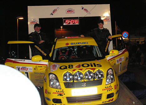 Kasper Nyman Andersen kører over målrampen i Brammings finaleløb i det danske mesterskab i rally 2007. Kasper vandt efter 5 løb klasse 1600 Challenge 2007.